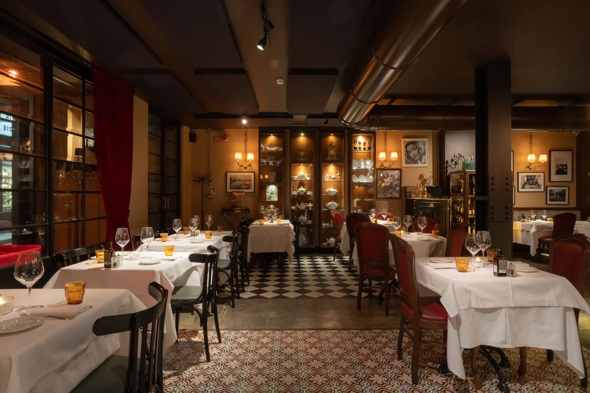 El Porteño — full restaurant interior, candlelit tables