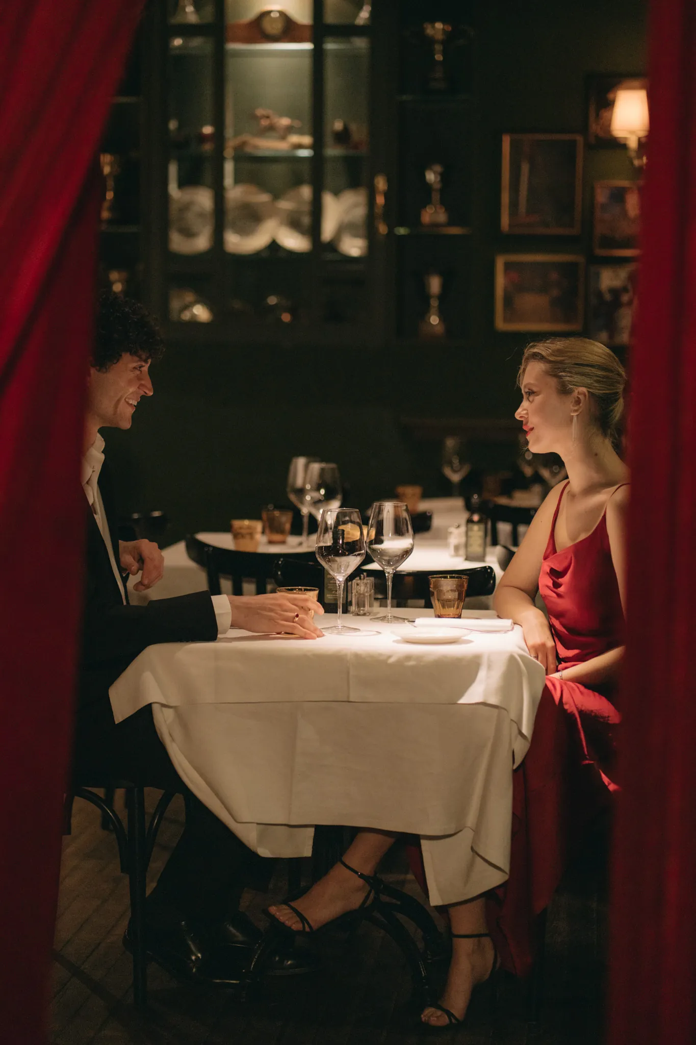 An evening at El Porteño — red curtains, white linen, candlelight