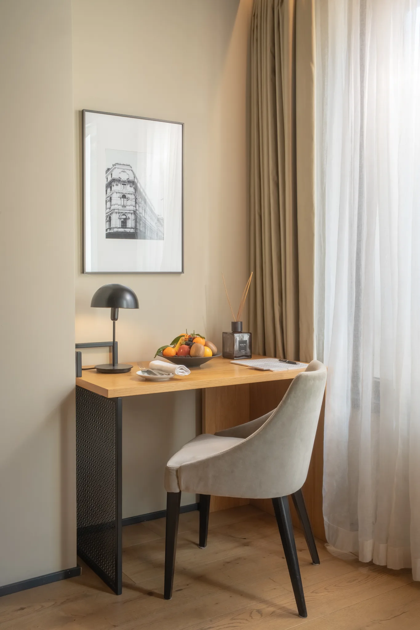 Matrimoniale Deluxe — interior detail, reading corner