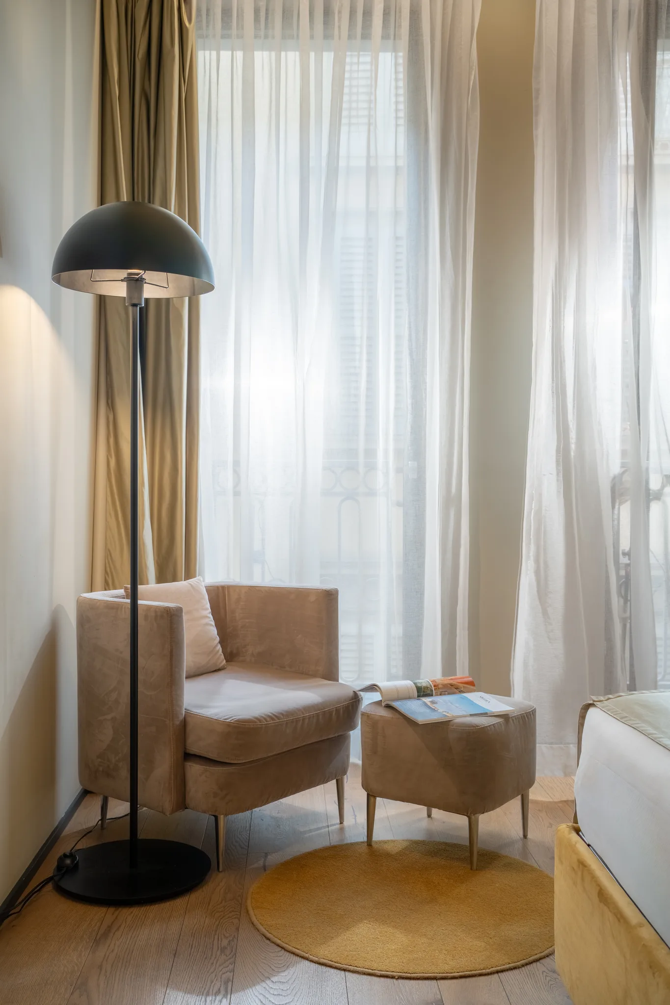 Matrimoniale Superior — window seating, warm light