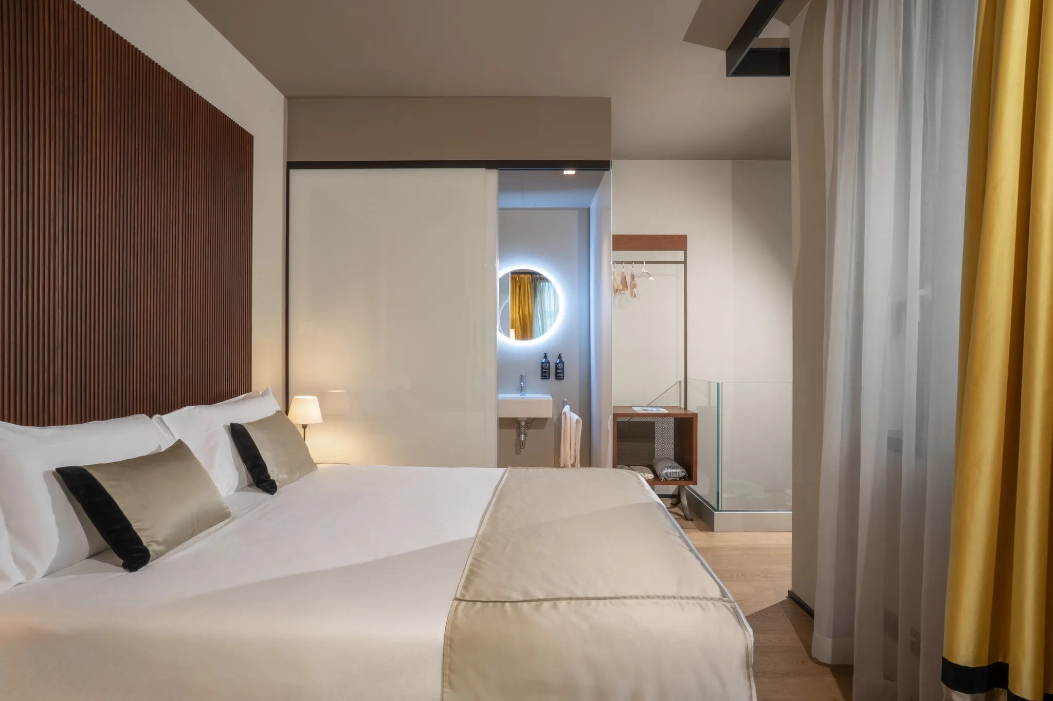 Suite Duplex — bedroom with walnut headboard