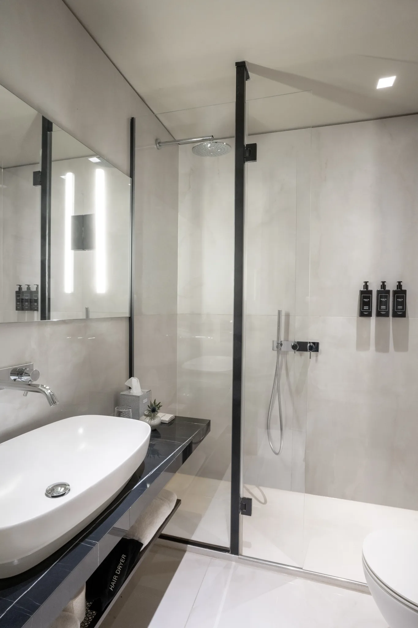 Suite Duplex — bathroom, marble and brass details